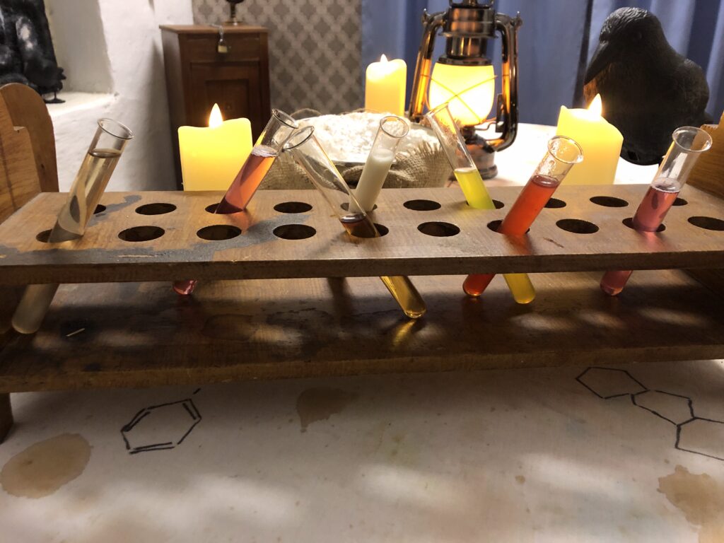 Laboratoř alchymisty - únikové hry.