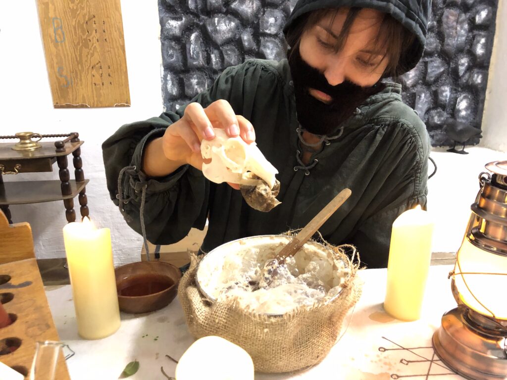 Alchymista z únikové hry.